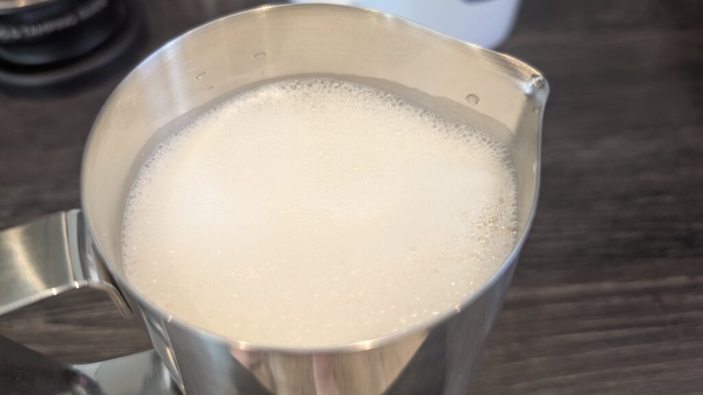 Milchschaum in der Edelstahlkanne