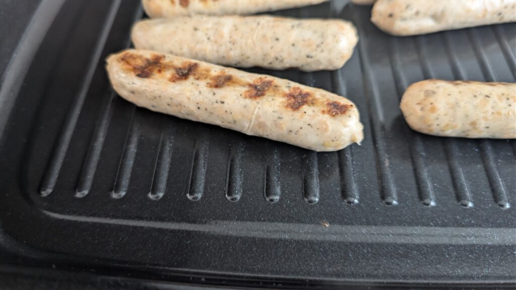 Panasonic NF-GM600: Würstchen auf der Grillplatte