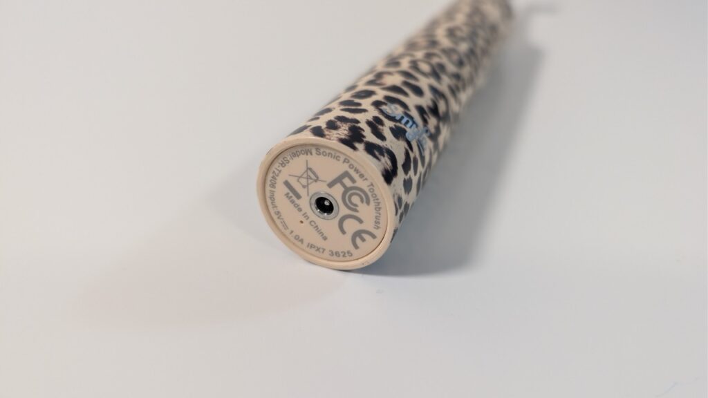 Smyle E-Brush SR-T2406: Unterseite mit Ladeport und Zertifizierungen