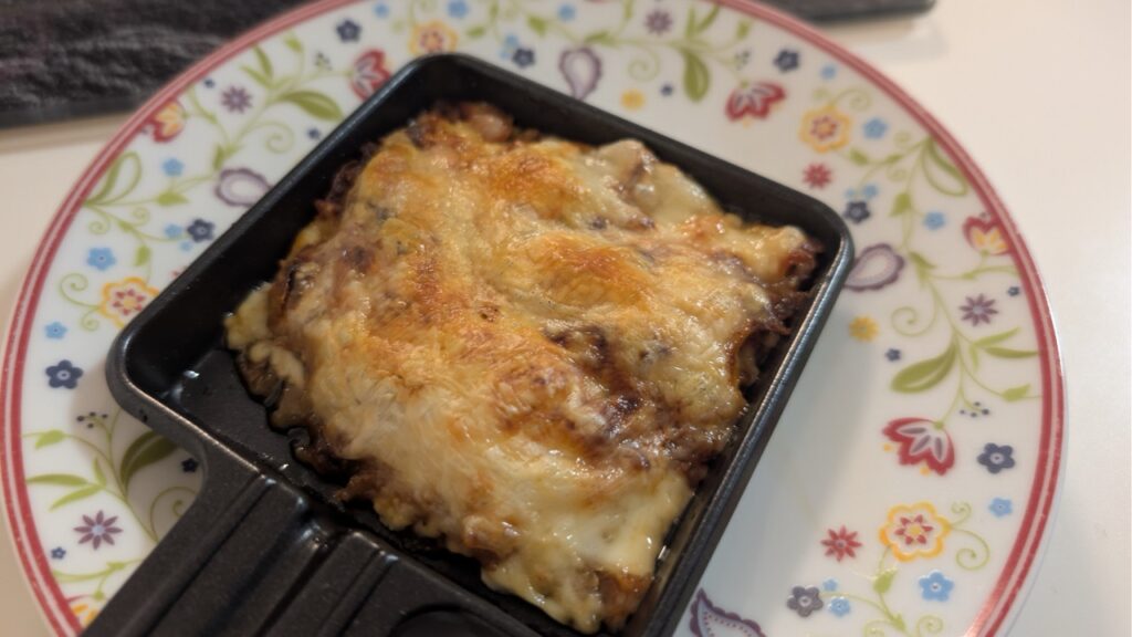 Princess 162670 Raclette und Fondue: Fertiges Raclettepfännchen serviert