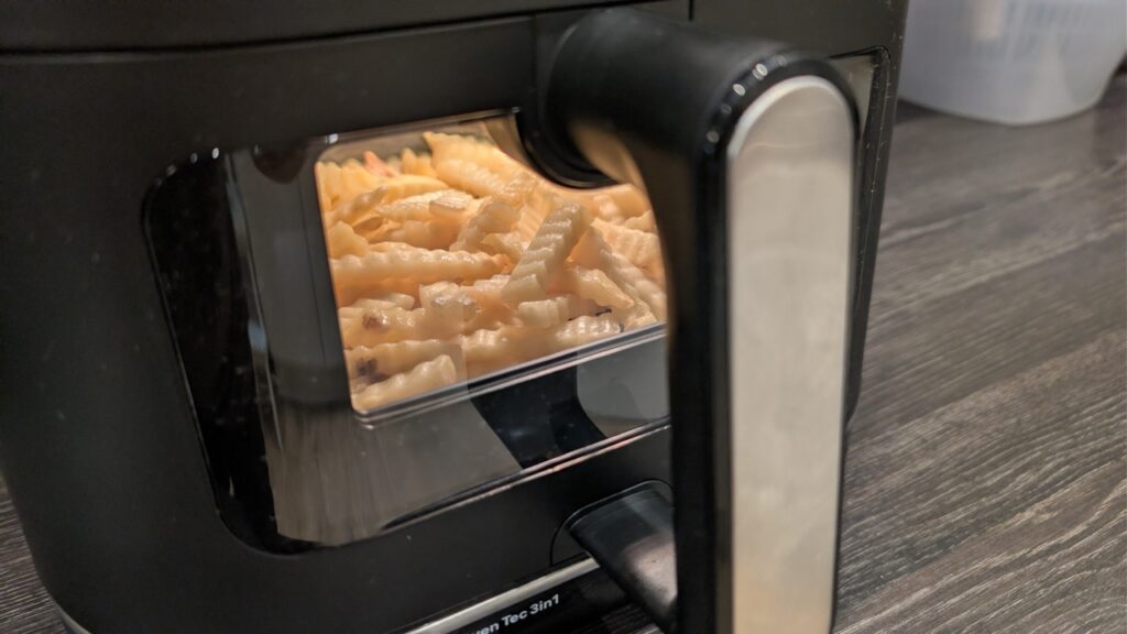 „Braun MultiFry 5 HF 5075I“: Pommes durch das Sichtfenster während des Garens