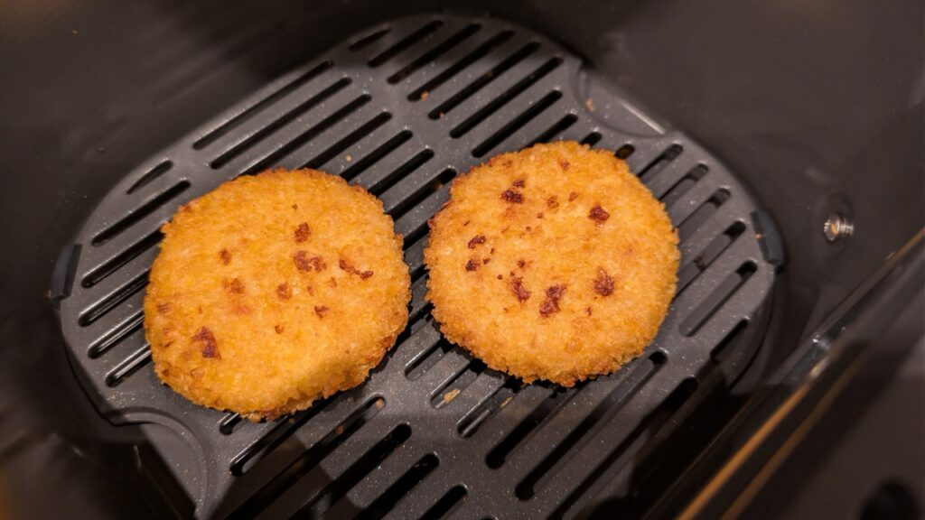 Braun MultiFry 5 HF 5075I: Panierte Burgerpattys auf dem Grillrost im Garkorb