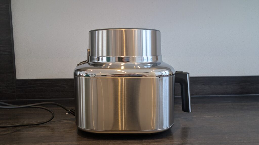 COSORI ICONIC Single: Seitenansicht auf der Arbeitsfläche