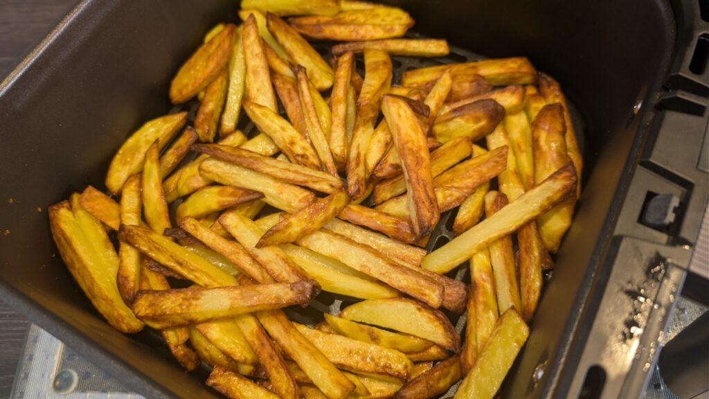 COSORI TurboBlaze: Frische Pommes Ergebnis im Garkorb