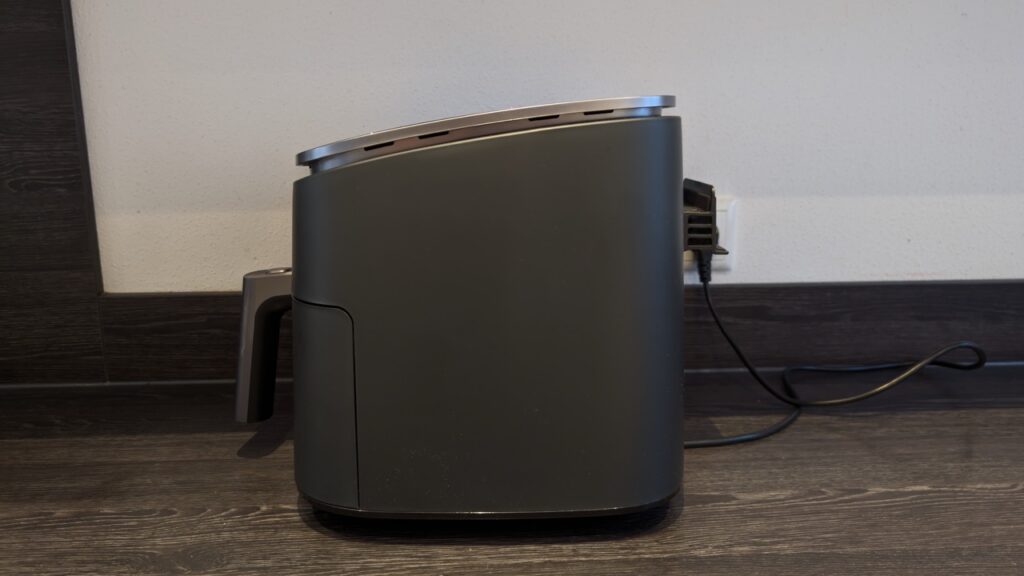 COSORI TurboBlaze: Seitenansicht des Gehäuses