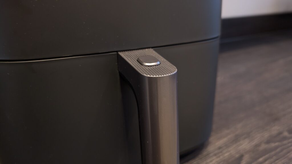 COSORI TurboBlaze: Griff mit Entriegelungstaste