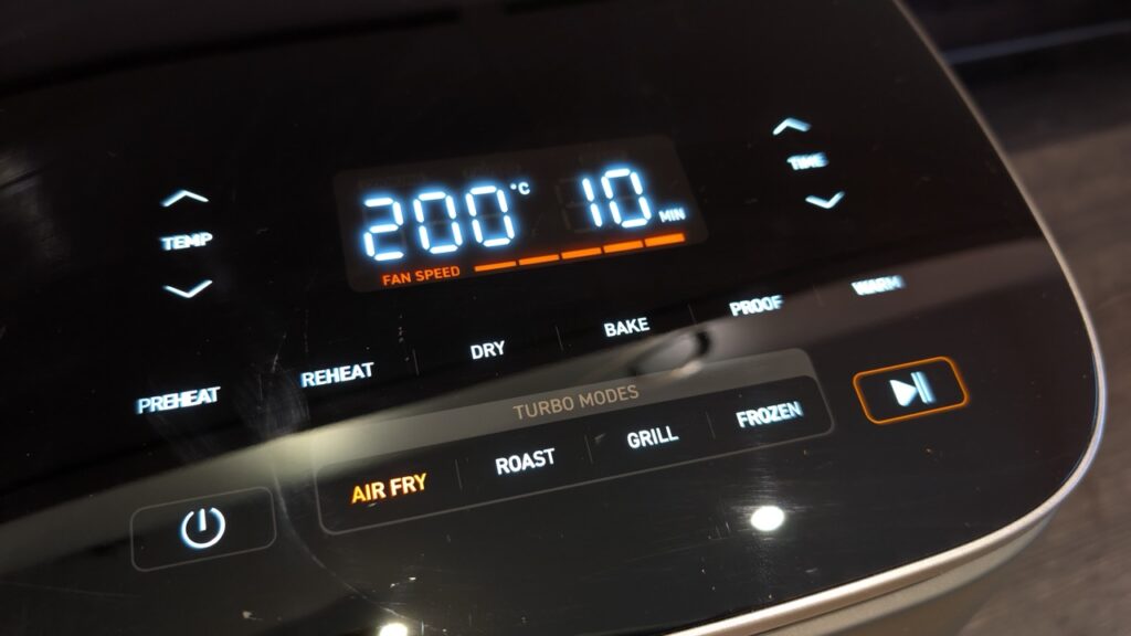 COSORI TurboBlaze: Display mit Touch Bedienfeld und Programmen