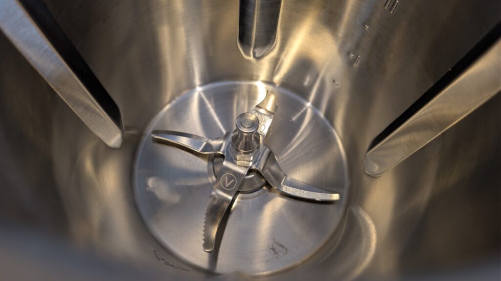 Lifenaxx Meisterkoch LX-050: Multifunktionsklinge im Mixbehälter