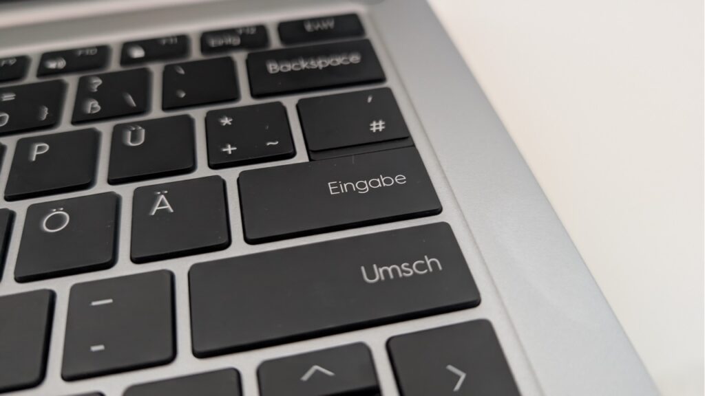 „Geekom GeekBook X14 Pro“:Detail der Enter Taste mit deutscher Beschriftung