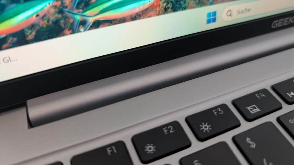 „Geekom GeekBook X14 Pro“:Scharnierbereich und obere Tastaturreihe in Nahaufnahme
