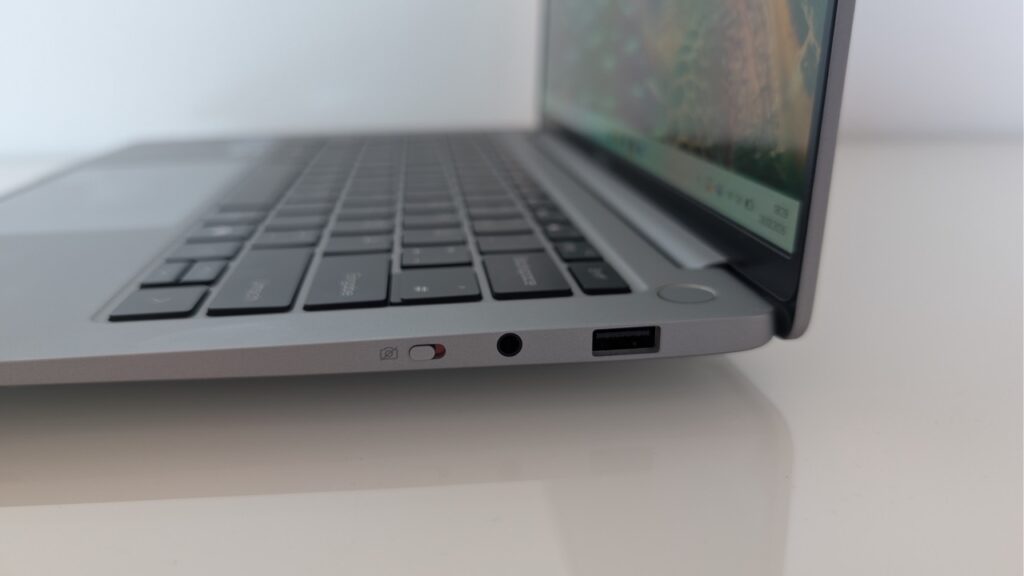 „Geekom GeekBook X14 Pro“:Rechte Gehäuseseite mit Anschlüssen und Kamera Schieber