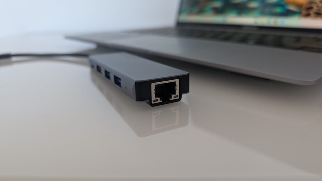 „Geekom GeekBook X14 Pro“:Beiliegender Hub mit LAN Anschluss in Nahaufnahme