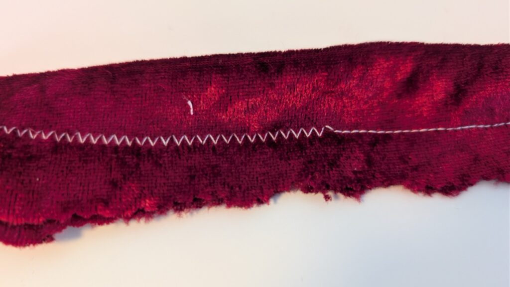 „Veritas Claire“: „Sauberer Zickzackstich auf Stoffprobe“