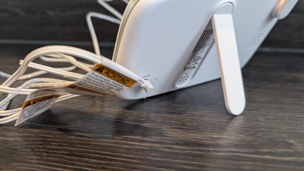 „Motorola VM85 Connect“: „Stromanschluss der Elterneinheit in der Nahaufnahme“