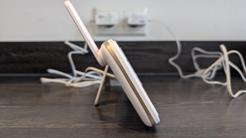 „Motorola VM85 Connect“: „Elterneinheit in der Seitenansicht mit Antenne und Standfuß“