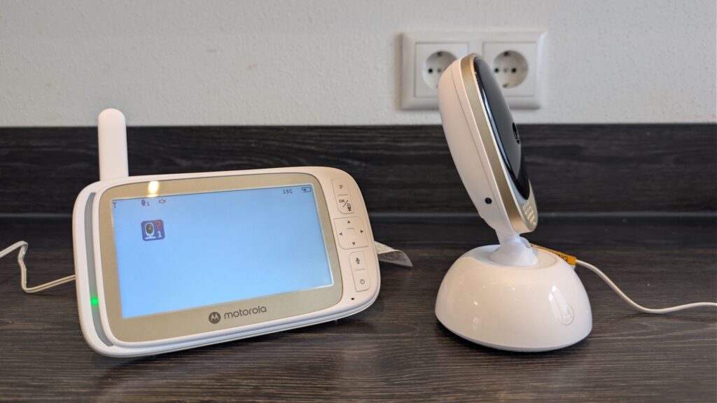 „Motorola VM85 Connect“: „Elterneinheit und Kamera in seitlicher Aufstellung“