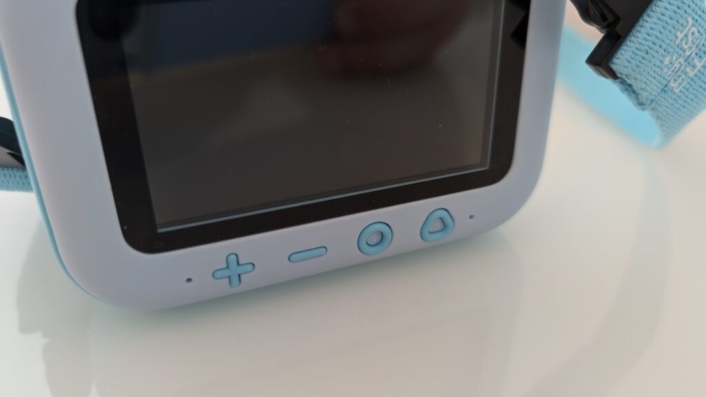 „myFirst Camera Insta 20“: „Detailaufnahme der unteren Bedientasten unter dem Display“
