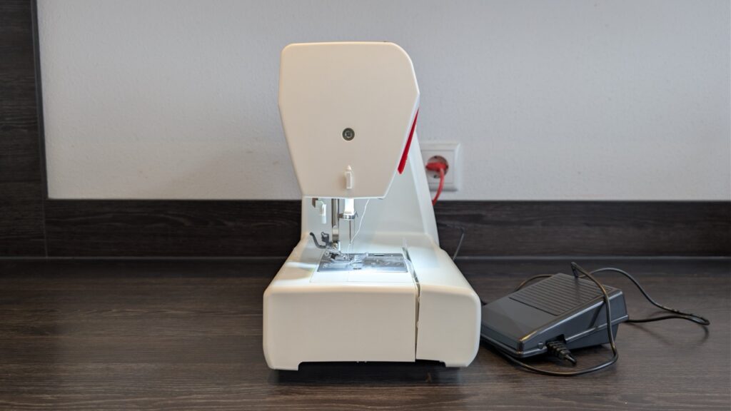 „Veritas Claire“: „Frontansicht mit Freiarm und Nähbereich“