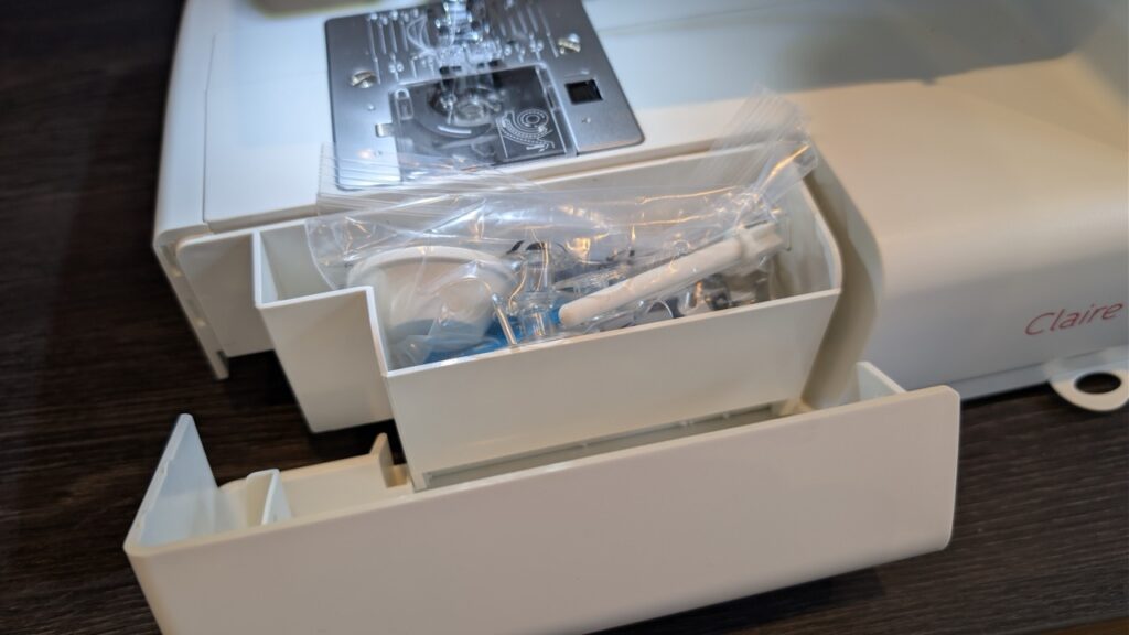 „Veritas Claire“: „Geöffnete Zubehörbox im Sockel“