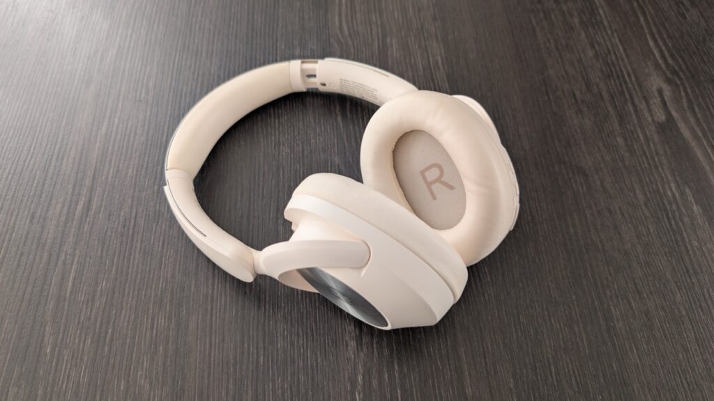 OneOdio Focus A6: Over-Ear-Kopfhörer im Ivory-Blush-Design liegend