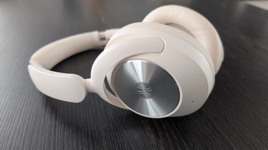 OneOdio Focus A6: Ohrmuschel mit Metalloberfläche im Detail