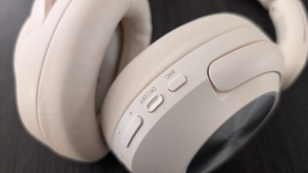 OneOdio Focus A6: Bedienelemente an der Ohrmuschel