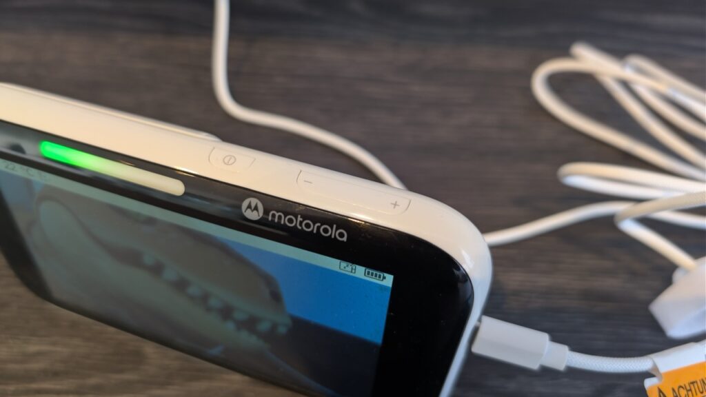 „Motorola Nursery PIP1710 Connect“: „Monitor am Ladekabel“