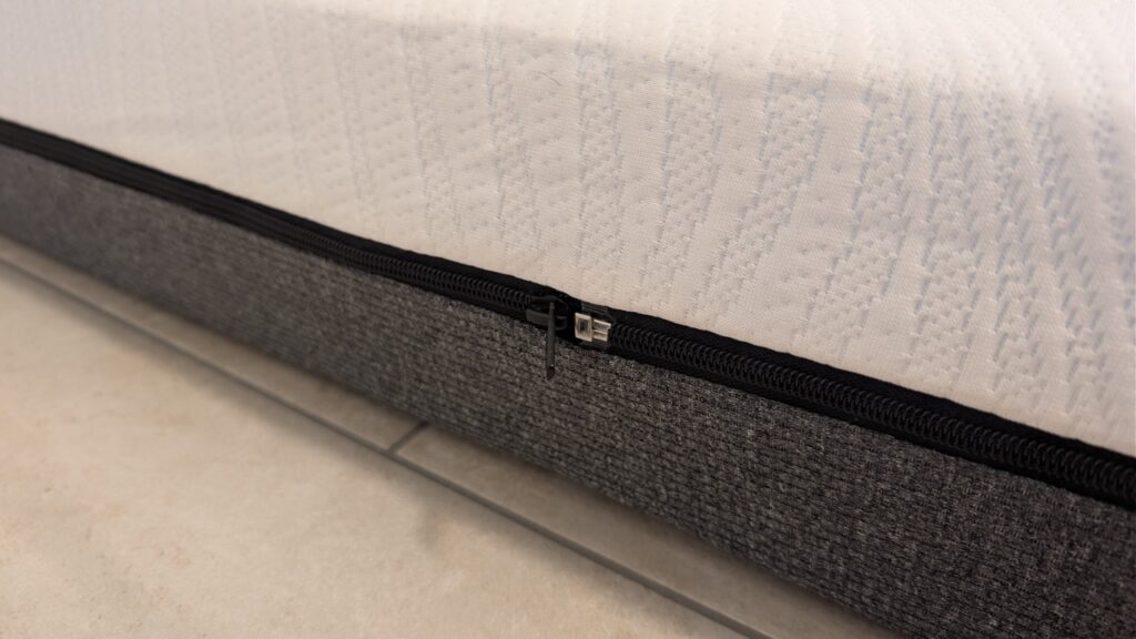 „Arensberger SARA Gelschaum-Matratze“:„Reißverschluss-Detail an der Seitenkante“