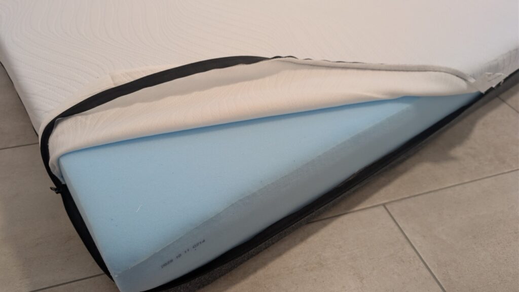 „Arensberger SARA Gelschaum-Matratze“:„Geöffneter Bezug mit freigelegtem Gelschaum-Kern“