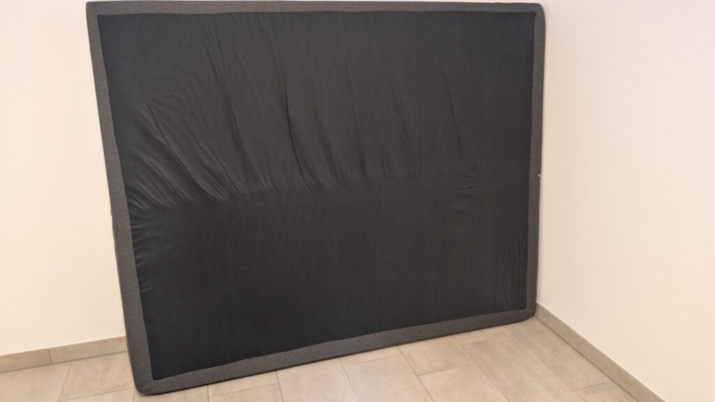 „Arensberger SARA Gelschaum-Matratze“:„Unterseite der Matratze mit dunklem Bezug“