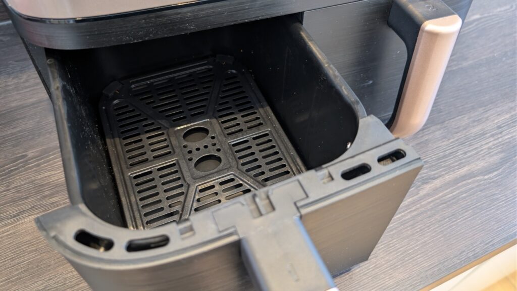 „Russell Hobbs SatisFry 27681-56“: „Geöffneter Garkorb mit Knuspereinsatz“