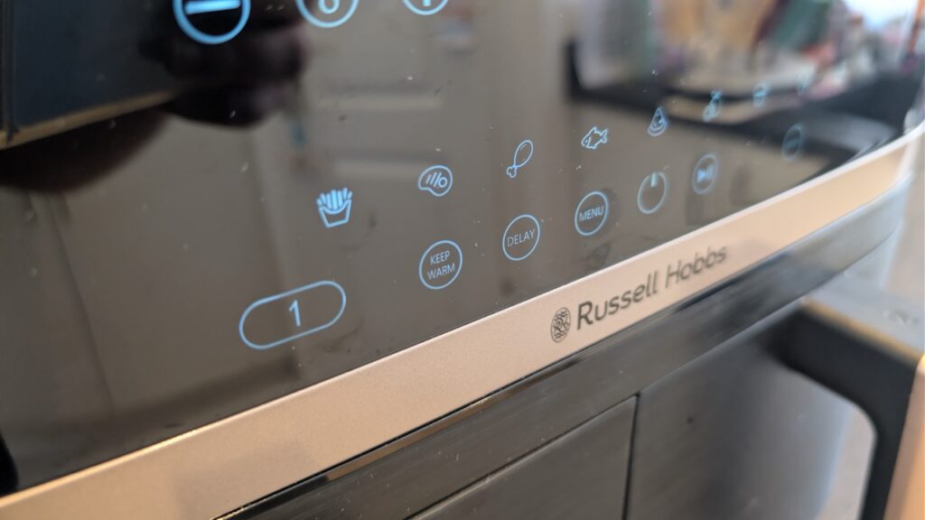 „Russell Hobbs SatisFry 27681-56“: „Nahaufnahme der Programmsteuerung“
