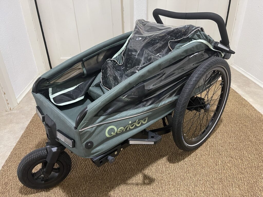 „Qeridoo Kidgoo 1“: Kompakt gefalteter Fahrradanhänger mit Buggy-Option