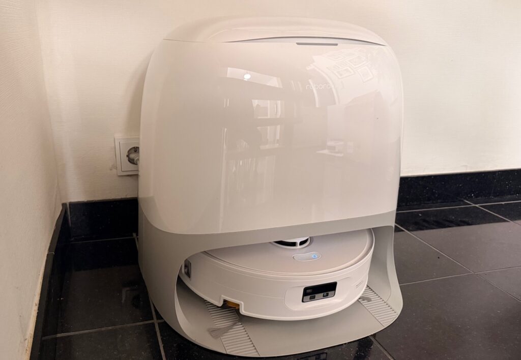 Roborock Qrevo Curv 2 Flow: Roboter eingeparkt in der Reinigungsstation