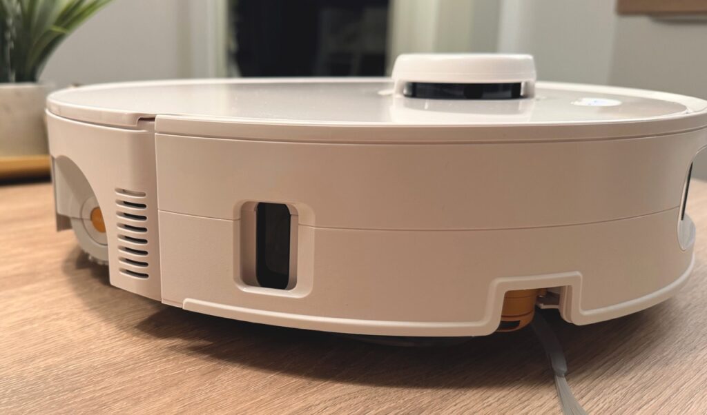 Roborock Qrevo Curv 2 Flow: Seitenansicht mit eingezogener Wischwalze auf Holzboden