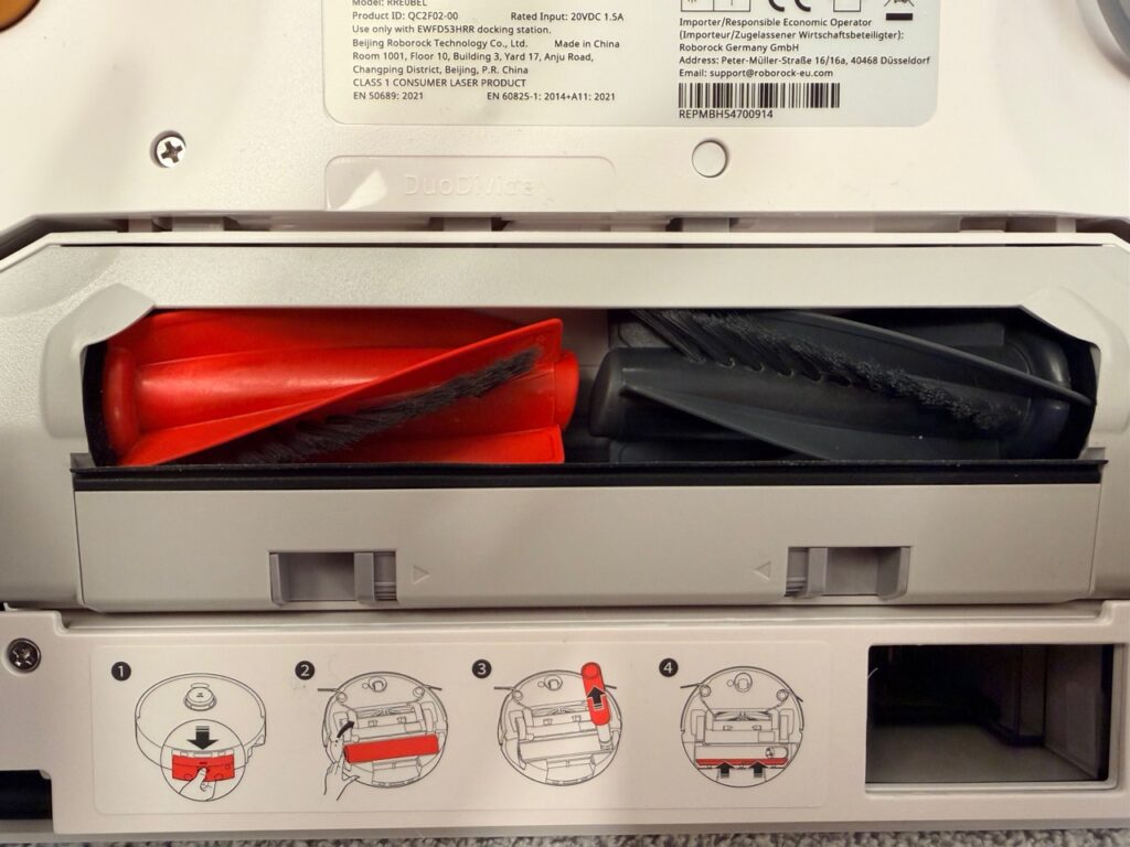 Roborock Qrevo Curv 2 Flow: Zweigeteilte Hauptbürste in der Nahaufnahme