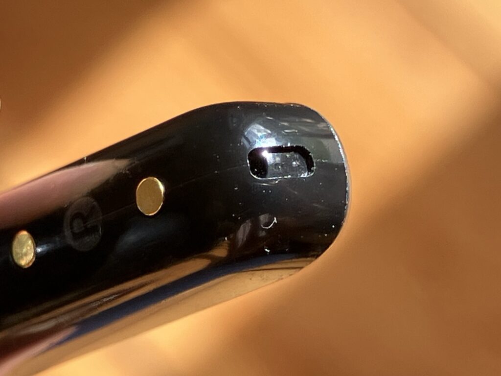 „EarFun Air Pro 4+“:„Ladepins und Mikrofonöffnung“