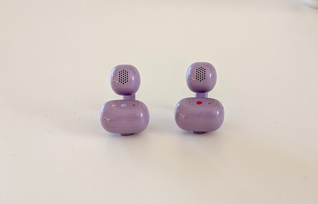 Sony LinkBuds Clip: Innenseite mit Lautsprechergitter und Seitenkennzeichnung