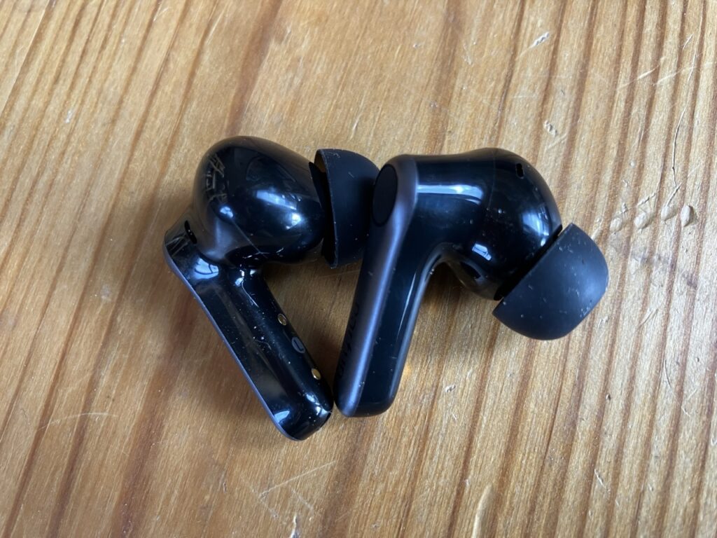 „EarFun Air Pro 4+“:„Seitenansicht der Ohrhörer“