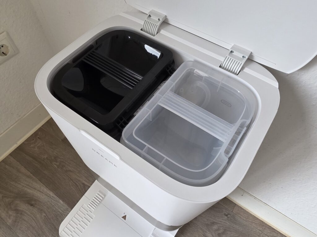 „Dreame L50s Pro Ultra": „Frischwasser und Schmutzwassertank in der Station"