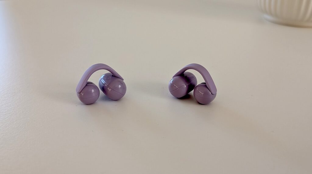 Sony LinkBuds Clip: Beide Ohrhörer mit offenem Bügel von vorn