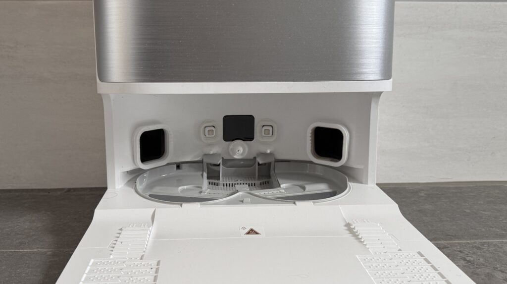 „Dreame L50 Ultra AE": Innenansicht der Basisstation mit Reinigungsbereich für die Mopps