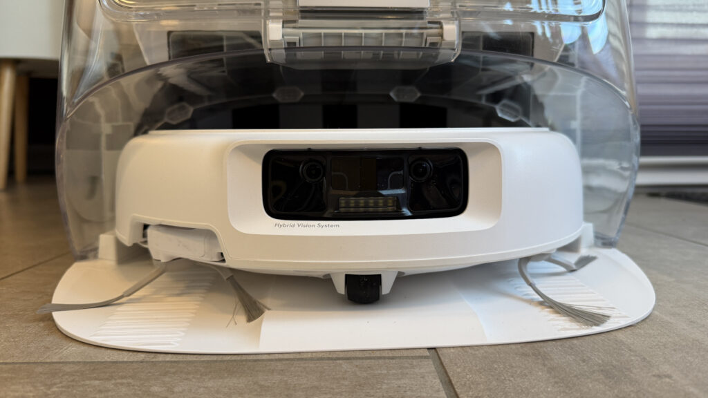 Frontansicht des DJI Romo P mit Hybrid Vision System zur Hinderniserkennung und Navigation während der Reinigung.