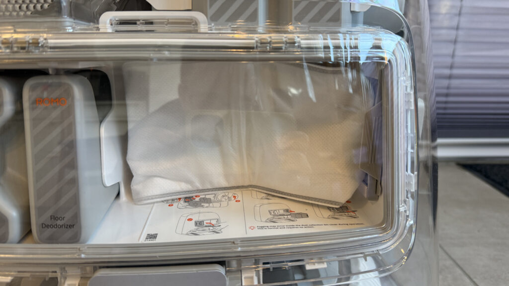 „DJI Romo P“: Staubbeutel in der Reinigungsstation