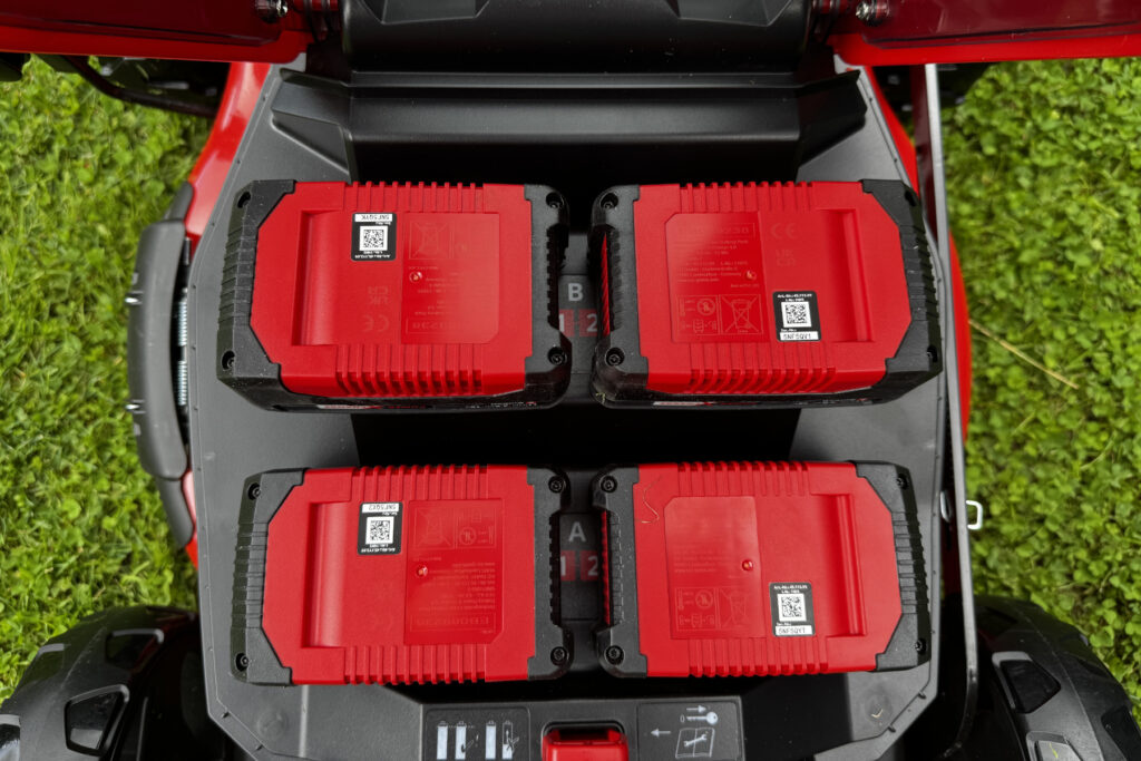 Einhell GP-CM 36/47 S Li BL: Aufbewahrung von vier Power X-Change Akkus