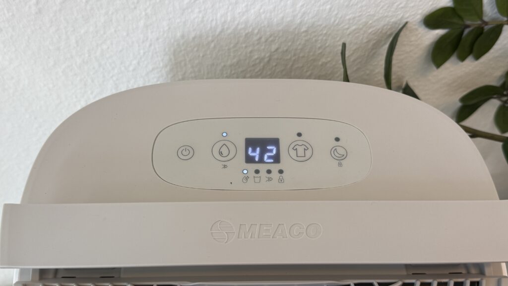 „Meaco Arete One 6L“: „Bedienfeld mit aktiviertem Display“