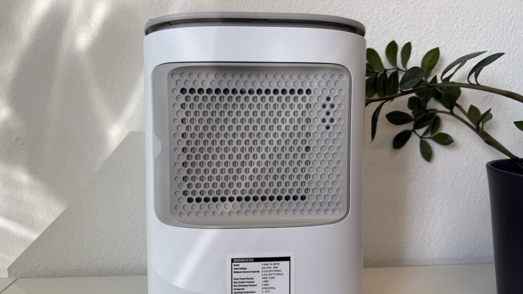 „Meaco Arete One 6L“: „Rückseite mit eingesetzter Filterabdeckung“