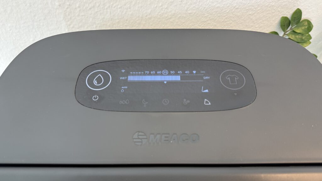 „Meaco DD8L Pro: Touch-Bedienfeld mit Display und Funktionstasten von oben"