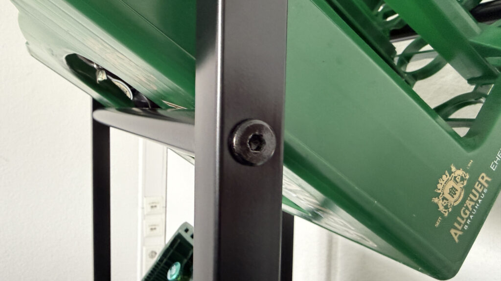 „STEELSØN Mystra Getränkekistenregal“: „Nahaufnahme von Rahmen, Schraubverbindung und eingesetzter Kiste“