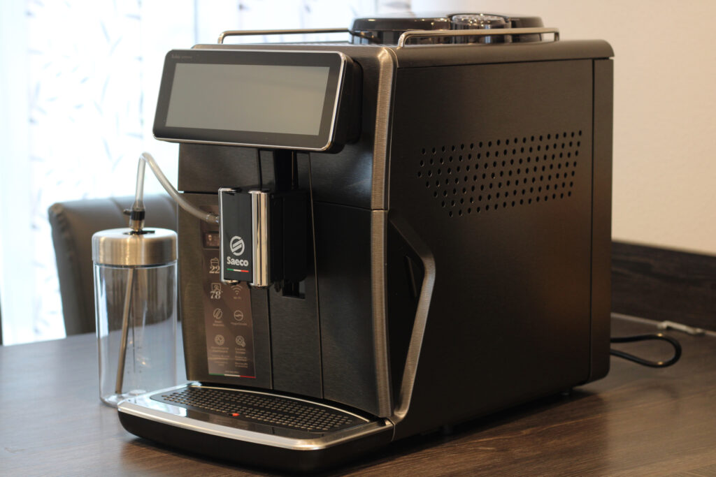 Saeco Xelsis Suprema SM8889/00 Kaffeevollautomat Gesamtansicht auf Küchenzeile